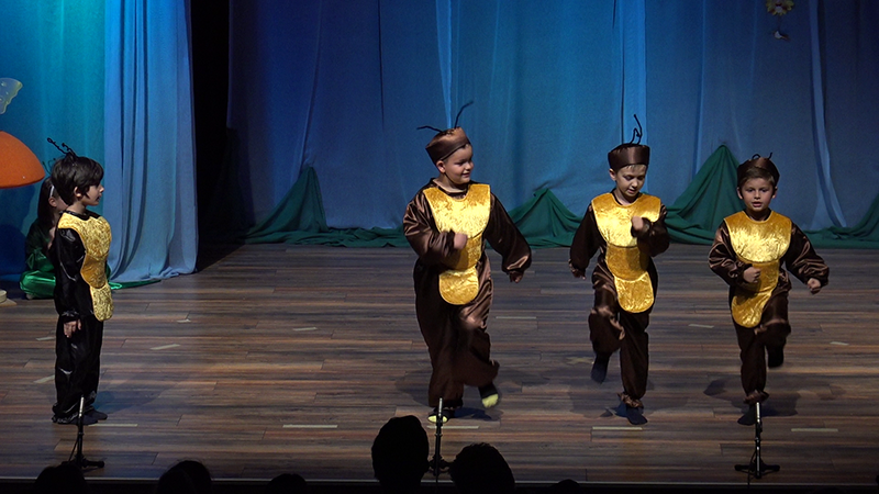 Παιδική Θεατρική Σκηνή Δήμου Φυλής: Ενθουσίασε κοινό και παιδιά η "Σίσσυ το τζιτζίκι που τραγουδούσε την αγάπη"
