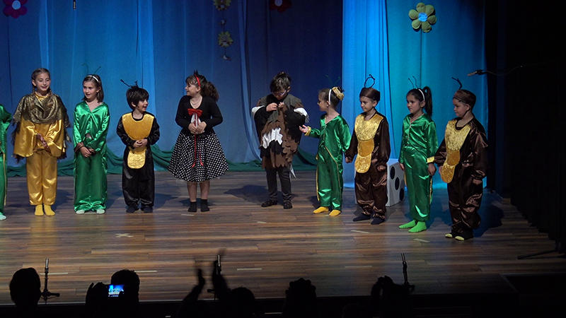 Παιδική Θεατρική Σκηνή Δήμου Φυλής: Ενθουσίασε κοινό και παιδιά η “Σίσσυ το τζιτζίκι που τραγουδούσε την αγάπη”