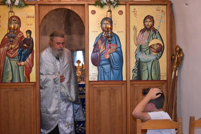 Κατάνυξη στο εκκλησάκι της Αγίας Άννας στη Φυλή