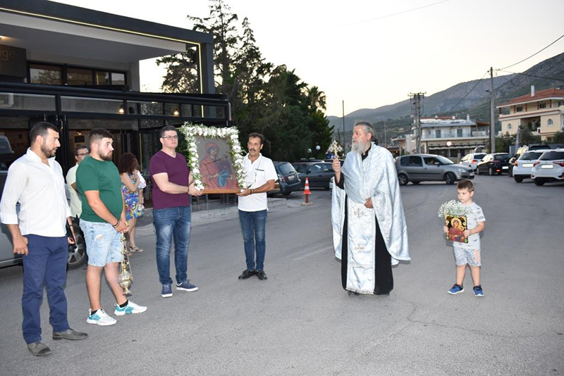 Κατάνυξη στο εκκλησάκι της Αγίας Άννας στη Φυλή
