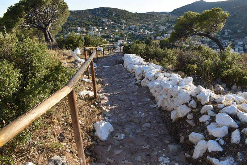 Προφήτης Ηλίας Φυλή: Ένα όμορφο λιθόκτιστο μονοπάτι οδηγεί στην καρδιά του και την κορυφή του βουνού