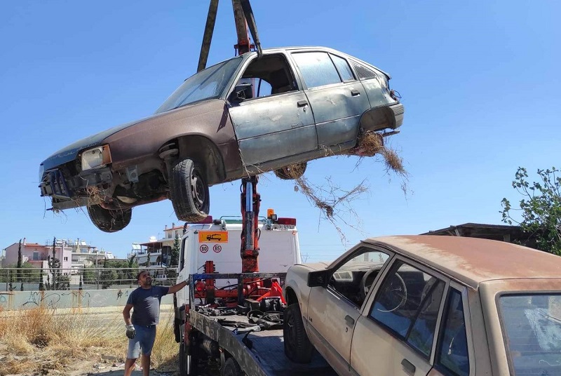 Συνεχίζεται η απομάκρυνση εγκαταλελειμμένων οχημάτων από τη Δημοτική Αστυνομία Αχαρνών