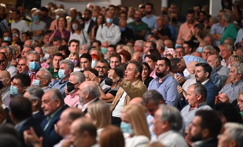 Ο Λάζαρος Καραούλης μέλος ΚΠΕ ΠΑΣΟΚ στη ΔΕΘ στην ομιλία του Νίκου Ανδρουλάκη