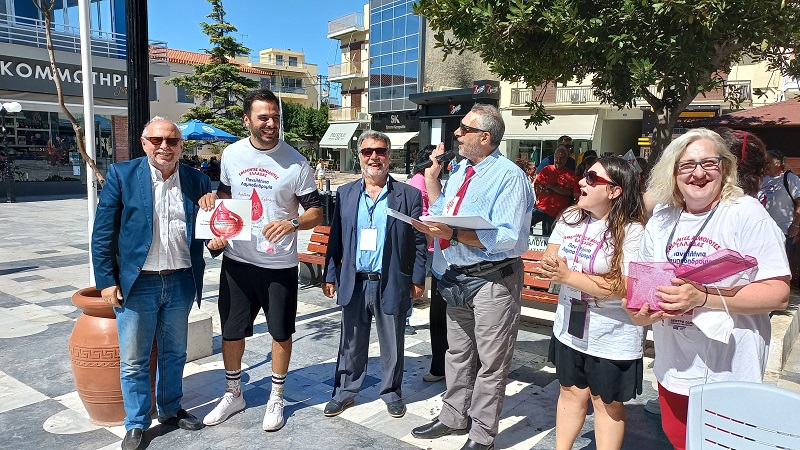 Ο εθελοντισμός ενώνει: Ο Σκουρολιάκος του ΣΥΡΙΖΑ βραβεύει τον Χριστοδουλάκη του ΠΑΣΟΚ