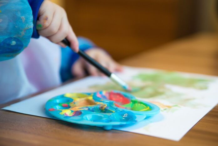 Πώς τα παιδιά αποτυπώνουν τη βία στις ζωγραφιές τους και οι ψυχολόγοι τις αποκρυπτογραφούν