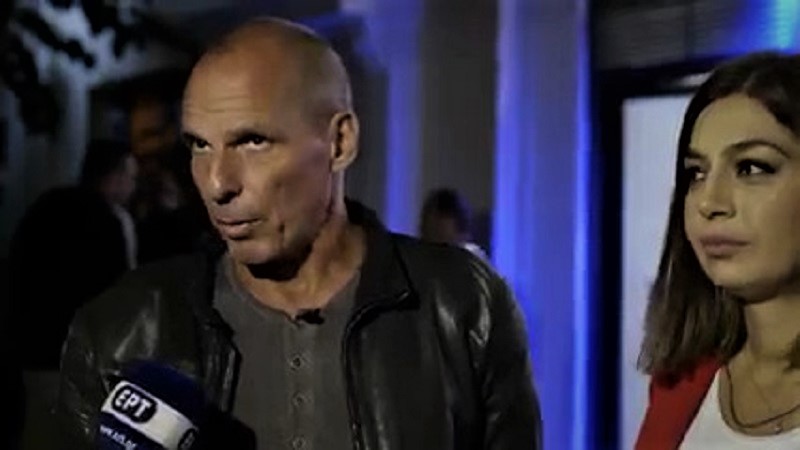 Στις Αχαρνές ο Γιάνης Βαρουφάκης. Περιοδεία στην κεντρική αγορά