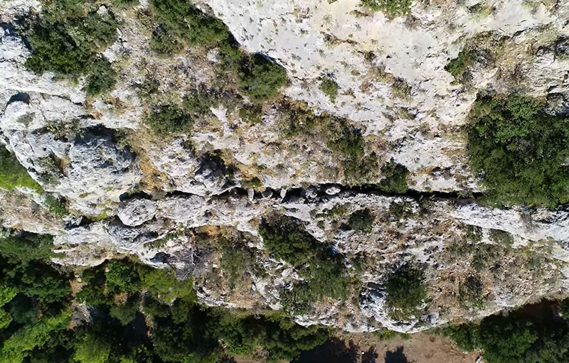 Σεισμός της Πάρνηθας: Πώς είναι σήμερα το επίκεντρο του φονικού σεισμού. Βίντεο με drone πάνω από το ρήγμα