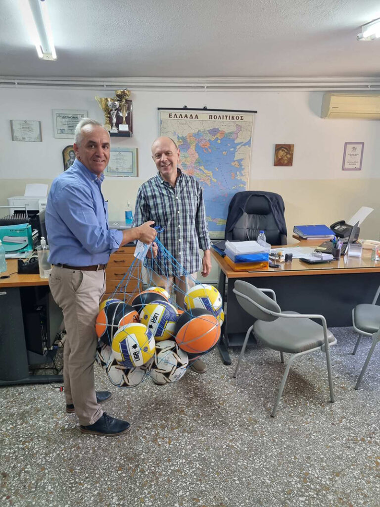 Νίκος Χατζητρακόσιας: Μοίρασε αθλητικό υλικό στα σχολεία, εισέπραξε χαμόγελα από τους μαθητές