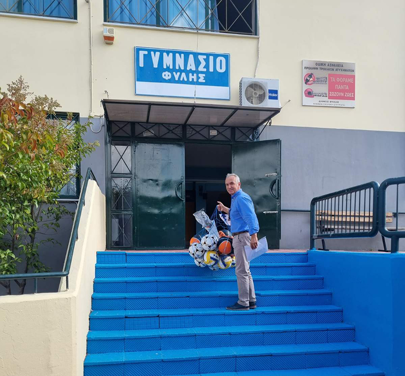 Νίκος Χατζητρακόσιας: Μοίρασε αθλητικό υλικό στα σχολεία, εισέπραξε χαμόγελα από τους μαθητές