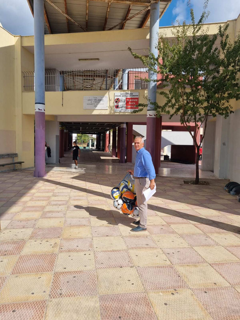 Νίκος Χατζητρακόσιας: Μοίρασε αθλητικό υλικό στα σχολεία, εισέπραξε χαμόγελα από τους μαθητές