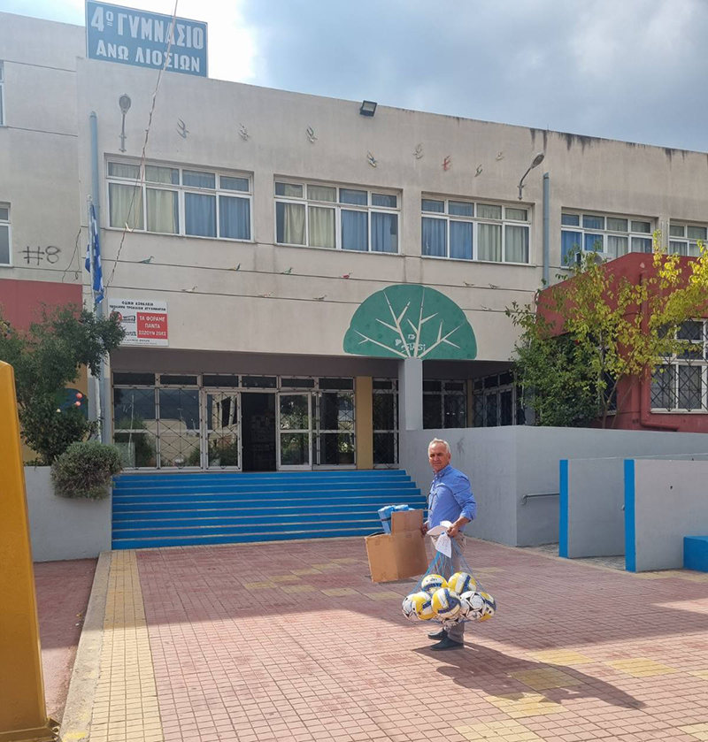 Νίκος Χατζητρακόσιας: Μοίρασε αθλητικό υλικό στα σχολεία, εισέπραξε χαμόγελα από τους μαθητές