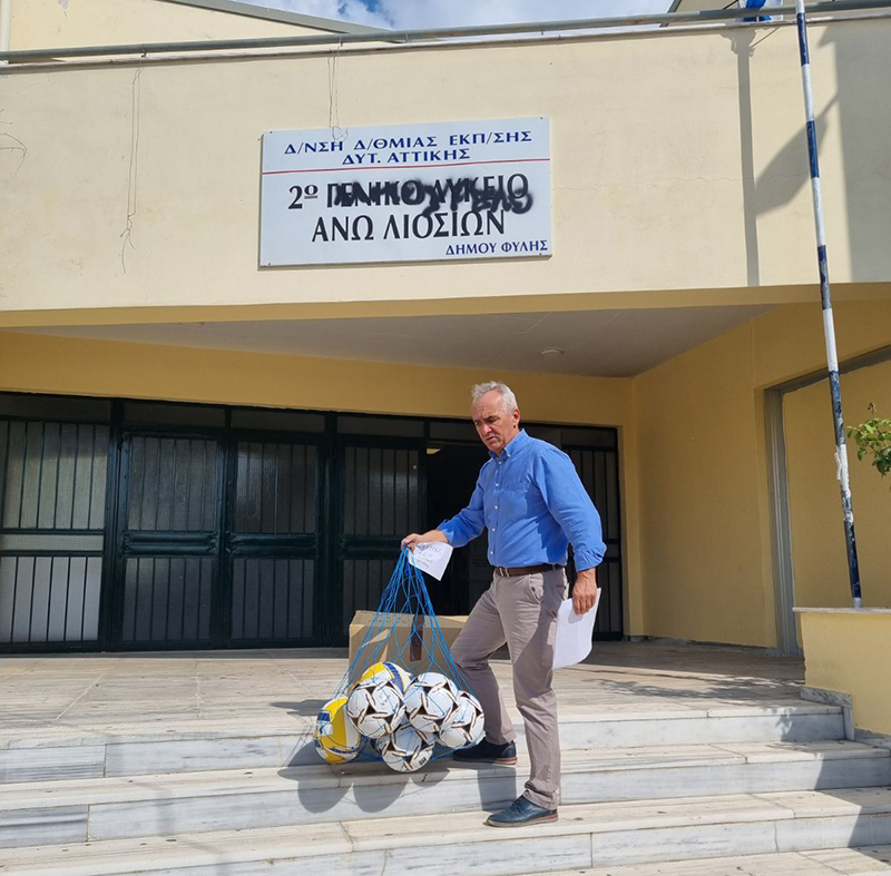 Νίκος Χατζητρακόσιας: Μοίρασε αθλητικό υλικό στα σχολεία, εισέπραξε χαμόγελα από τους μαθητές
