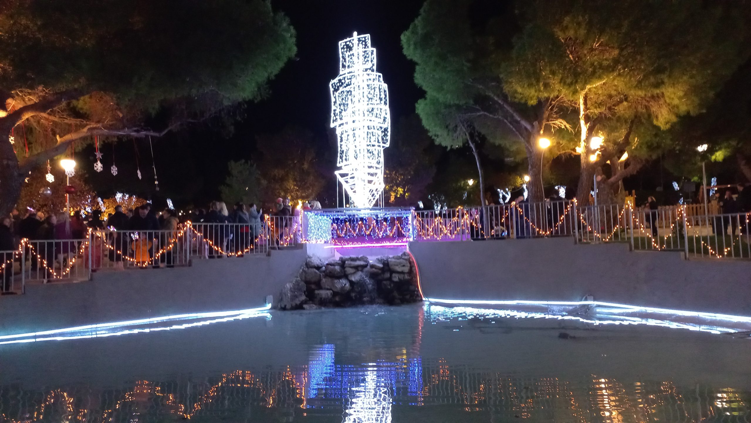 Εντυπωσιακές εικόνες από τη φωταγώγηση του Χριστουγεννιάτικου καραβιού στην Πλατεία Θρακομακεδόνων