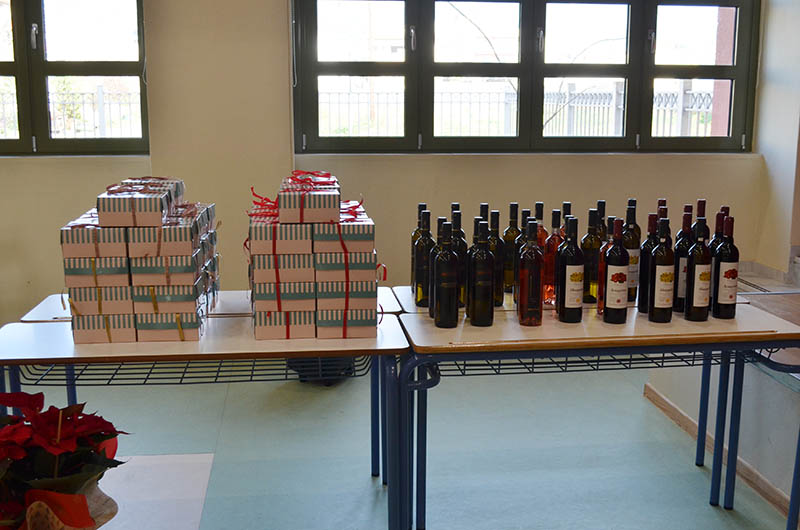 Πλήρης ιματισμός, μέσα ατομικής προστασίας, κρασί και γλυκά στις σχολικές καθαρίστριες από τον Νίκο Χατζητρακόσια