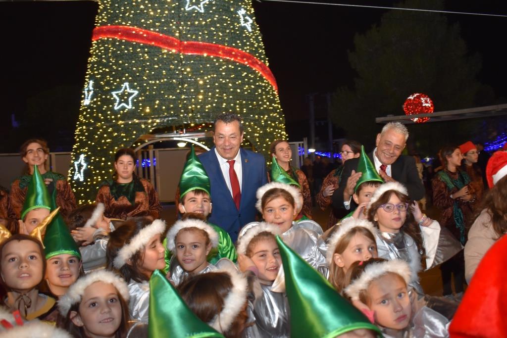Παρουσία δεκάδων παιδιών φωταγωγήθηκε το Χριστουγεννιάτικο Δέντρο στον Δήμο Φυλής