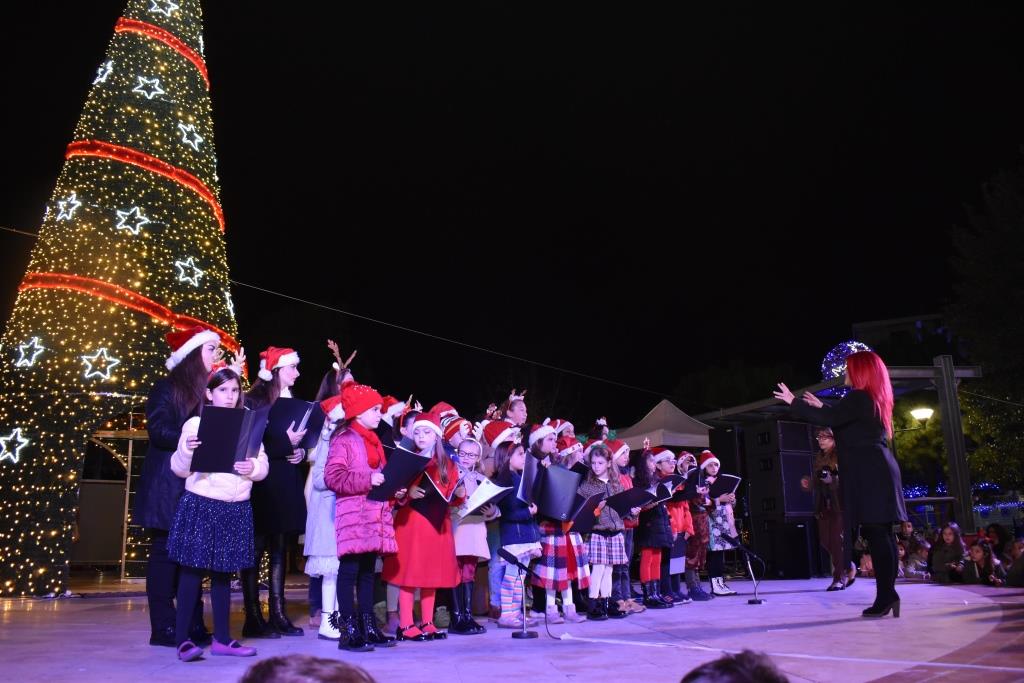 Παρουσία δεκάδων παιδιών φωταγωγήθηκε το Χριστουγεννιάτικο Δέντρο στον Δήμο Φυλής