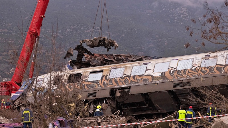 Ανείπωτη σιδηροδρομική τραγωδία στα Τέμπη. Στους 36 οι νεκροί. Θρήνος και ερωτηματικά (βίντεο)