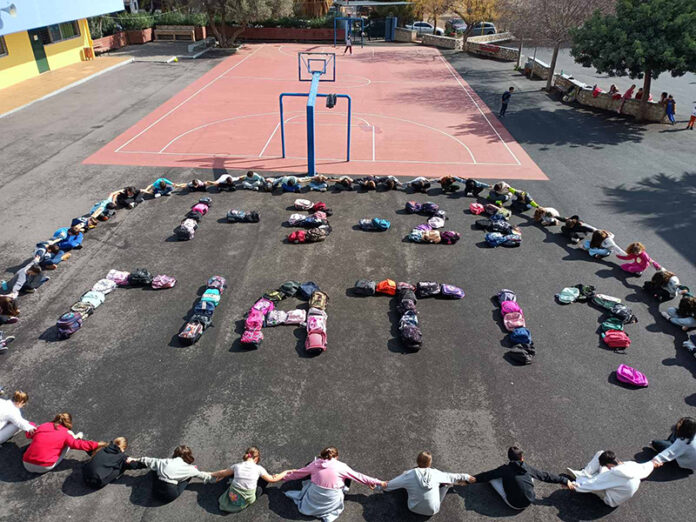 4ο Δημοτικό Άνω Λιοσίων: Μαθητές εκφράζουν τη θλίψη τους για την τραγωδία στα Τέμπη