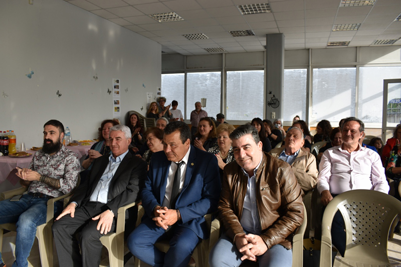 Σύλλογος Τριτέκνων Δήμου Φυλής: Εκδήλωση αφιερωμένη στη Μητέρα - Κόκκινα τριαντάφυλλα σε όλες τις μητέρες πρόσφερε ο Γιώργος Ραφτέλης