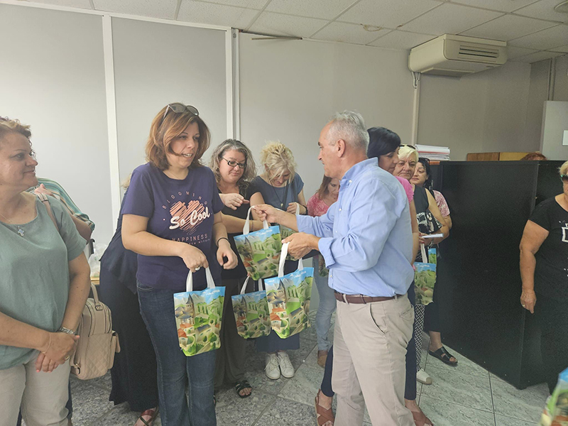 Νίκος Χατζητρακόσιας: Συμβολικά δώρα στις σχολικές καθαρίστριες και διπλό "ευχαριστώ" σε δυο κυρίες που συνταξιοδοτούνται