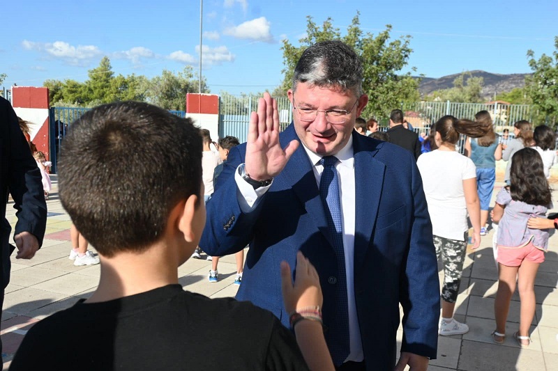 Σε επτά σχολεία των Αχαρνών ο Δήμαρχος Σπύρος Βρεττός για τον καθιερωμένο αγιασμό