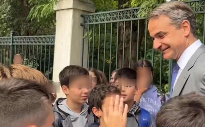 Με μαθητές δημοτικού από το Καματερό συναντήθηκε έξω από το Προεδρικό Μέγαρο ο Κυριάκος Μητσοτάκης