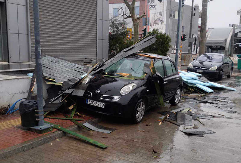 Άνω Λιόσια: Στέγαστρο αποκολλήθηκε από την καταιγίδα στη λεωφόρο Φυλής και έπεσε σε όχημα και στύλο της ΔΕΗ - Διακοπή ρεύματος στο κέντρο