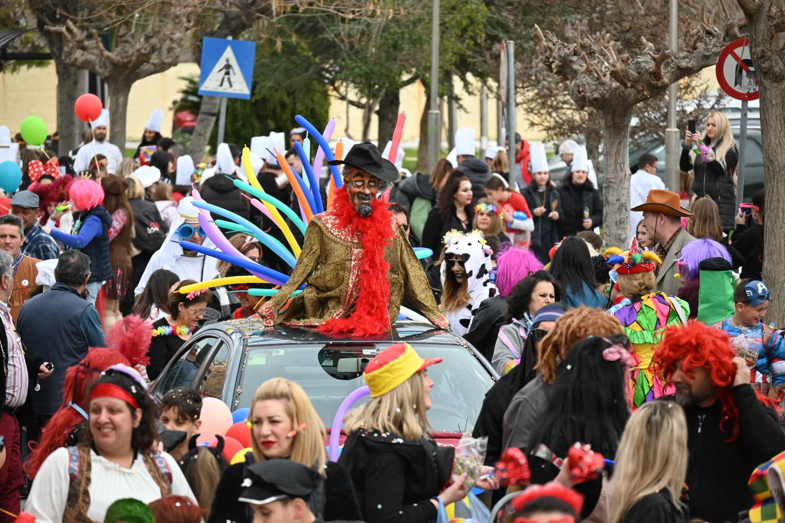 Του έδωσαν και κατάλαβε οι Αχαρνές! Ατελείωτο κέφι, χορός και τραγούδι στην Καρναβαλική παρέλαση του Δήμου (φωτο & video)