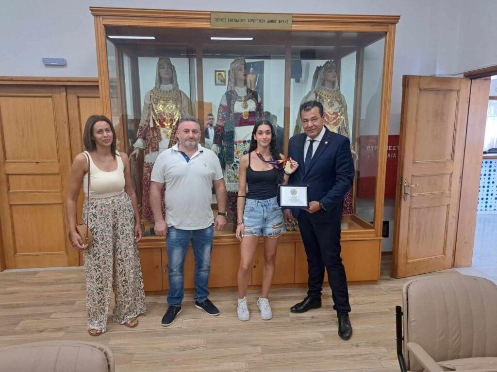 Τη χρυσή πρωταθλήτρια Ευρώπης στο άλμα επί κοντώ Αναστασία Μπουμπουλίδη τίμησε ο Δήμος Φυλής