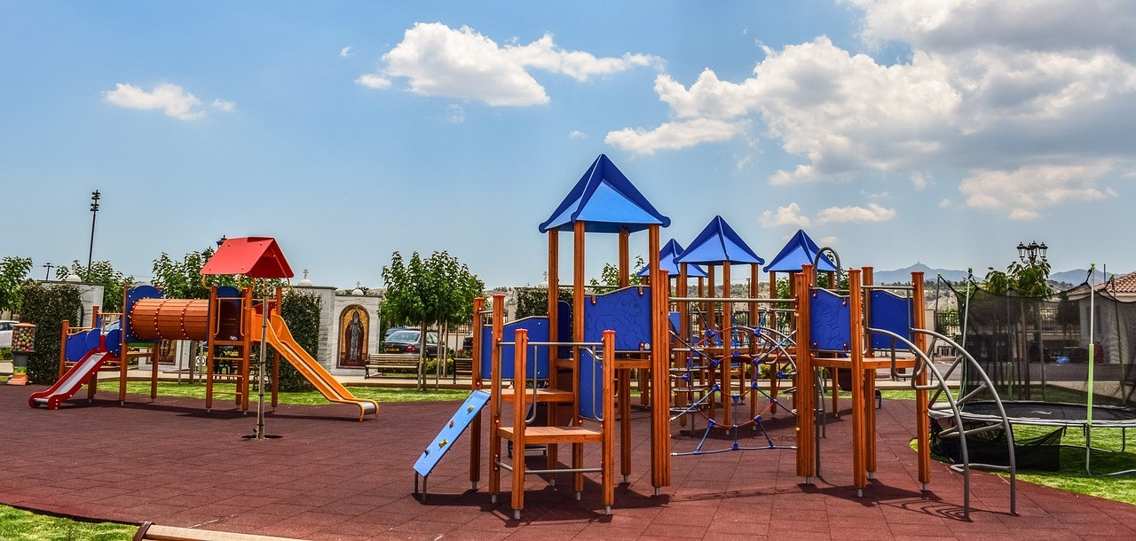 Παραδόθηκε στα παιδιά η ανακατασκευασμένη παιδική χαρά στην Αγία Τριάδα Πετρούπολης