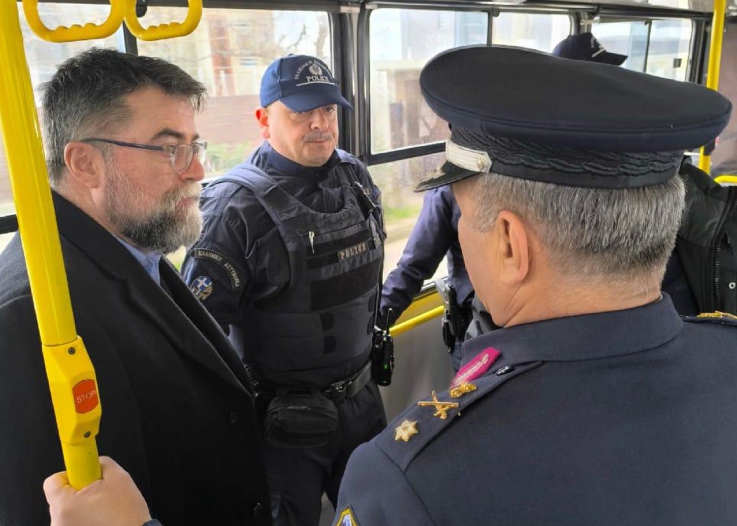 «Πρώτος» επιβάτης στα λεωφορεία με αστυνομικούς ο Υφυπουργός Μεταφορών Βασίλης Οικονόμου