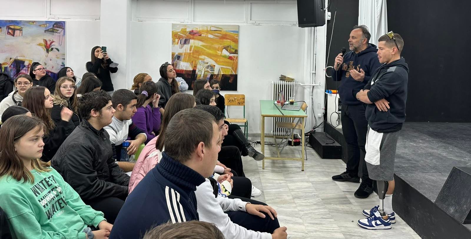 Ο παραολυμπιονίκης Νίκος Παπαγγελής εμπνέει τους μαθητές του 8ου Γυμνασίου Αχαρνών