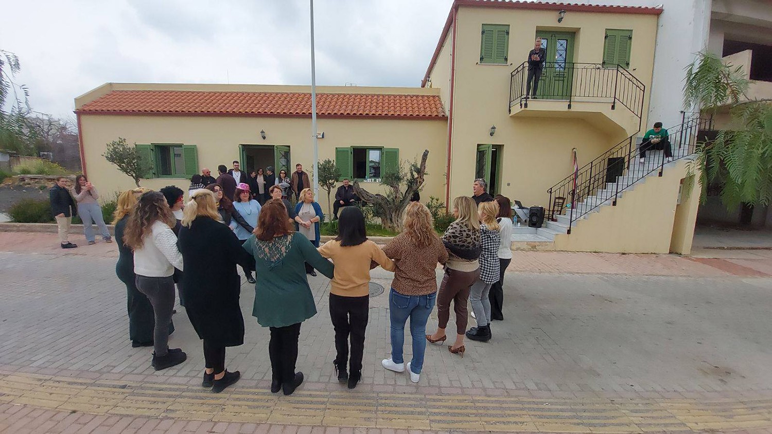 Με πολύ κέφι και παραδοσιακές τζόλιες το αποκριάτικο γλέντι για τη ΓΡΙΖΑ