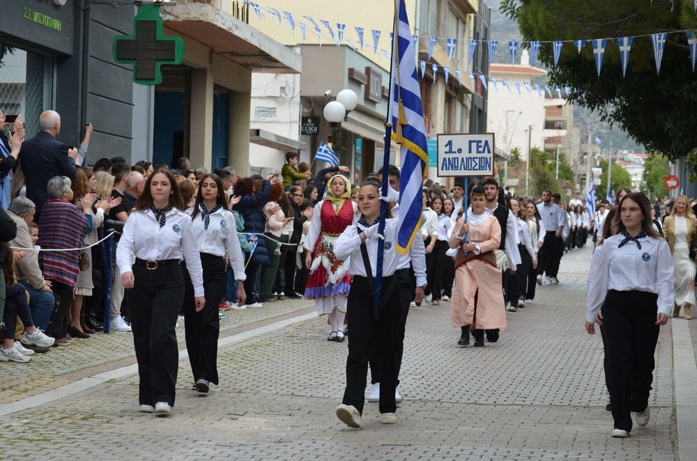Άνω Λιόσια: Μεγαλοπρέπεια και υπερηφάνεια στη μαθητική παρέλαση για την εθνική επέτειο της 25ης Μαρτίου