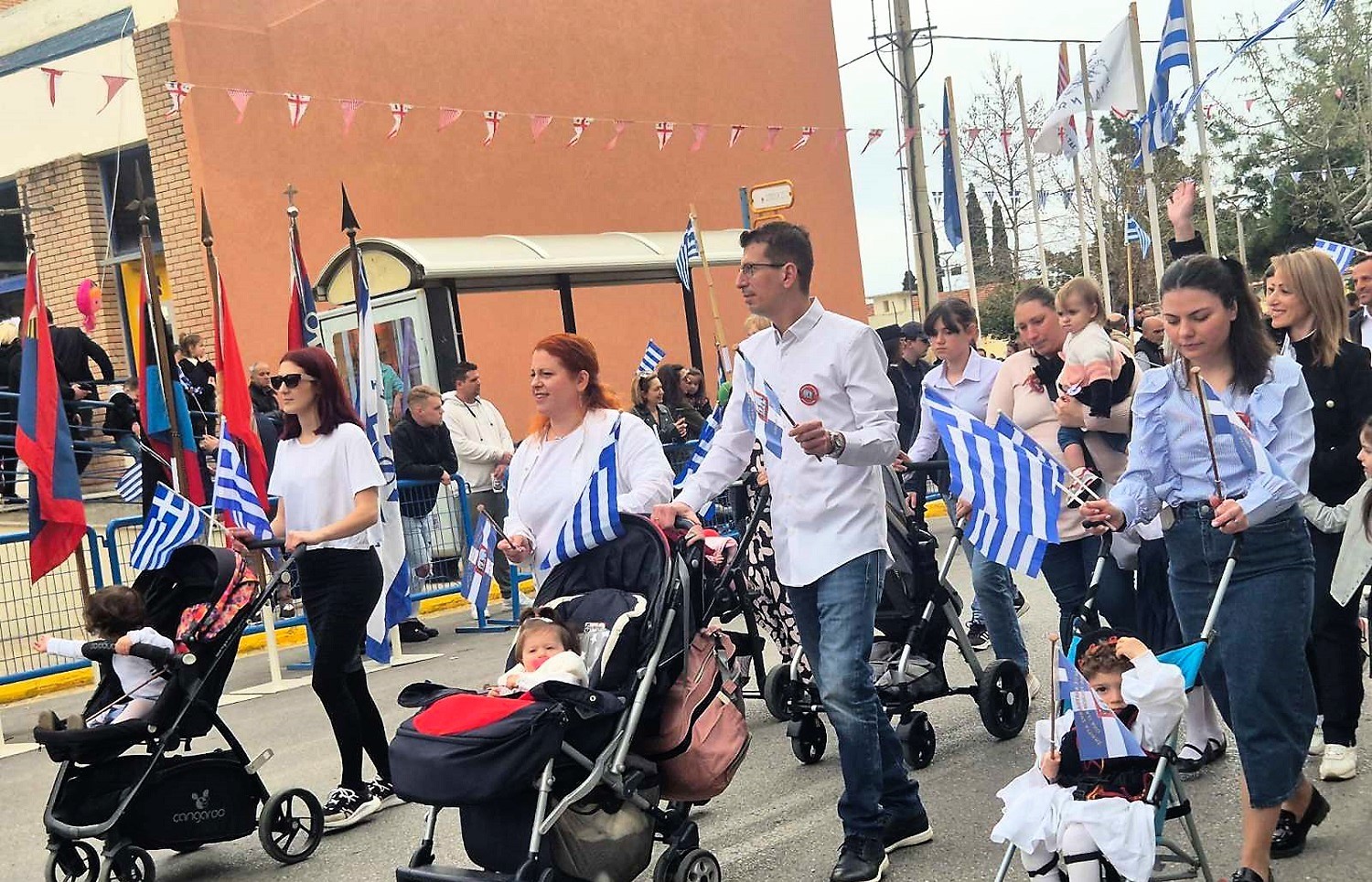 Η στιγμή που ξεχώρισε στην παρέλαση της 25ης Μαρτίου στις Αχαρνές – Με παιδικά καρότσια παρέλασαν οι Τρίτεκνοι