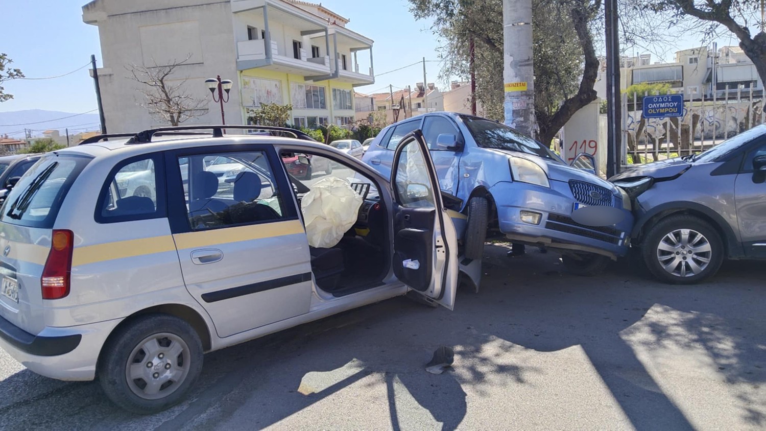 Άνω Λιόσια: Αυτοκίνητο συγκρούστηκε με όχημα από το “Βοήθεια στο Σπίτι” Δήμου Φυλής