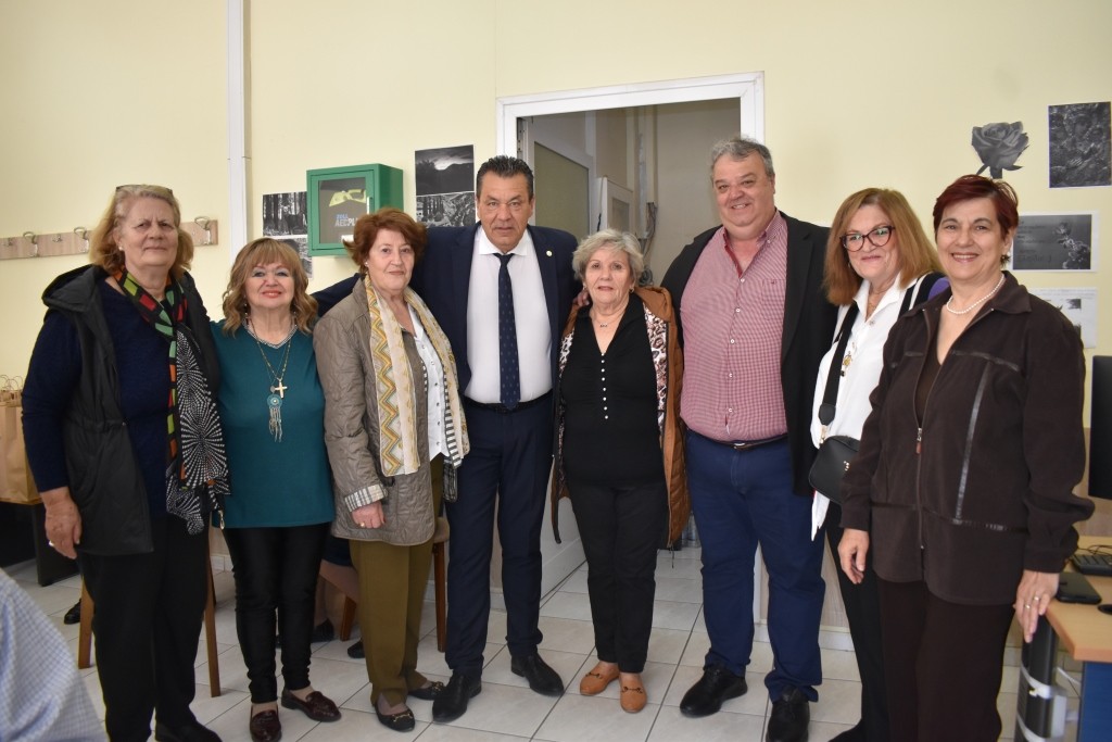 Πασχαλινά δώρα και ευχές στα μέλη του ΚΑΠΗ Φυλής από τον Δήμο