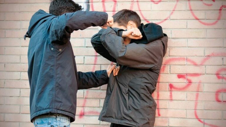 Πετρούπολη: Εξωσχολικοί επιτέθηκαν με μαχαίρια και σιδηρογροθιές σε μαθητές Λυκείου