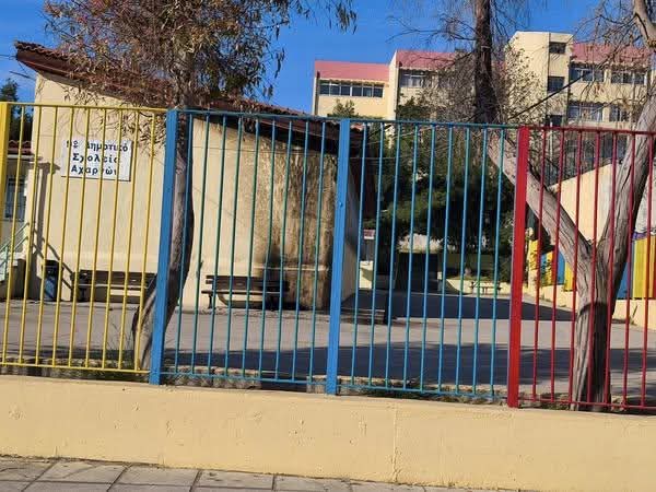 Σοβαρές καταστροφές σε σχολικές μονάδες σε Αχαρνές και Άνω Λιόσια- Έριξαν μέχρι και μολότοφ