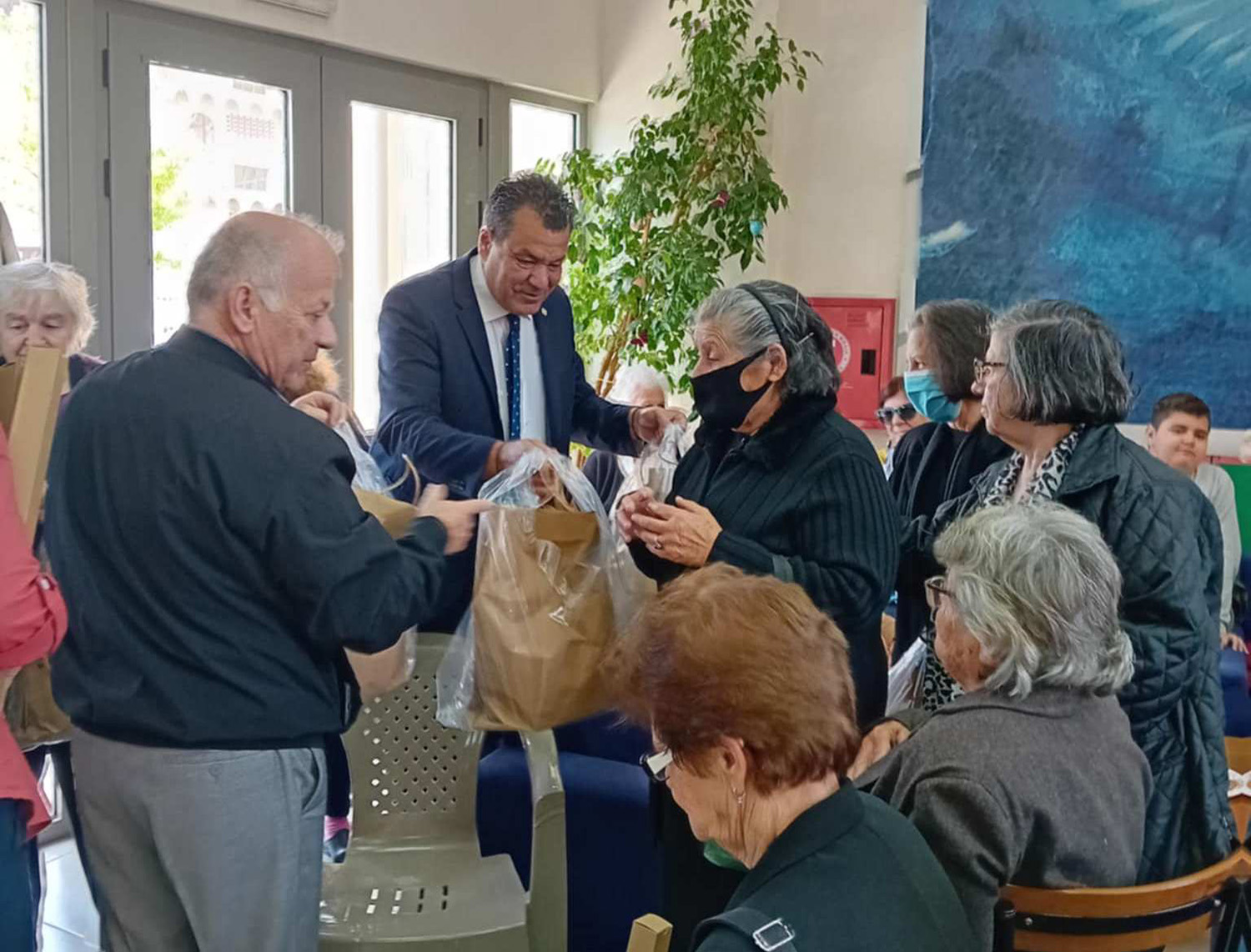 Ευχές και δώρα στα ΚΑΠΗ Ζεφυρίου μοίρασαν Χρήστος Παππούς και Θανάσης Σχίζας
