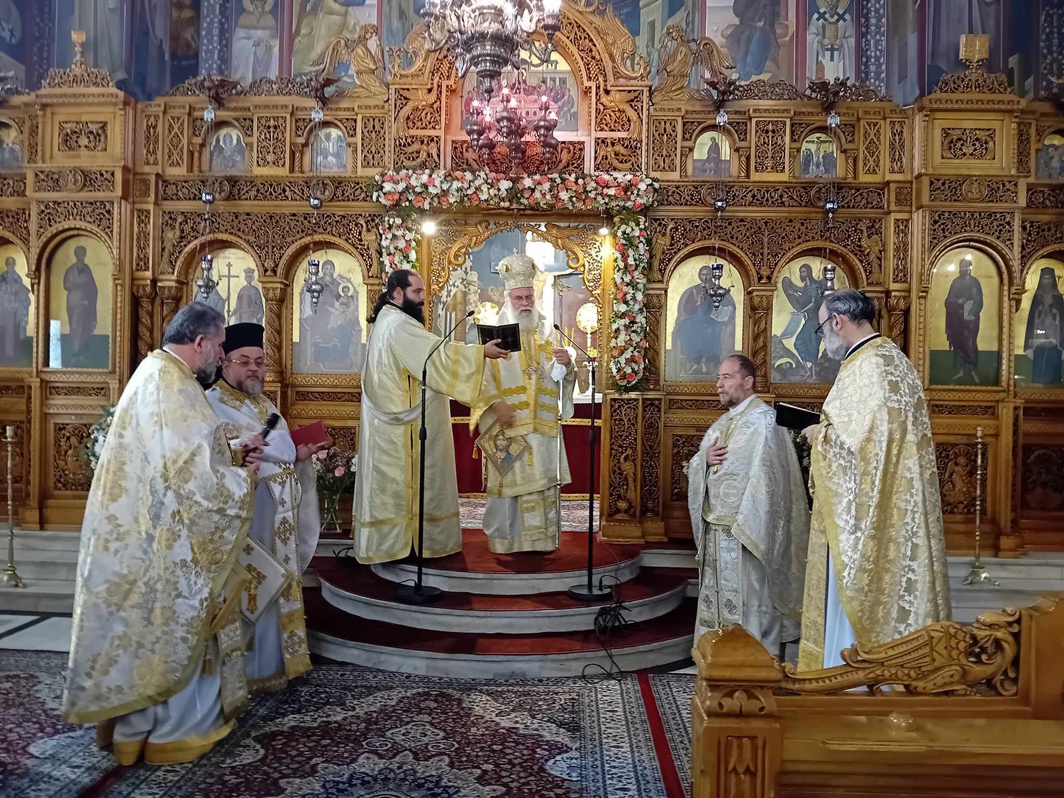 Δεκάδες πιστοί στον Ι.Ν. Αγίων Κωνσταντίνου & Ελένης για την Εικόνα της Παναγίας – Επέστρεψε στη Μονή Κλειστών
