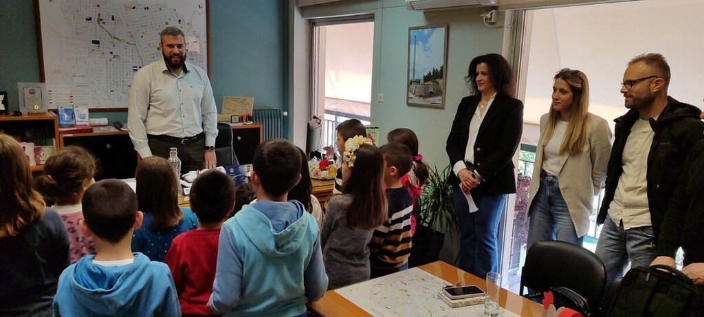 Τα μικρά “λαζαράκια” έψαλλαν παραδοσιακά κάλαντα στο Δημαρχείο Πετρούπολης