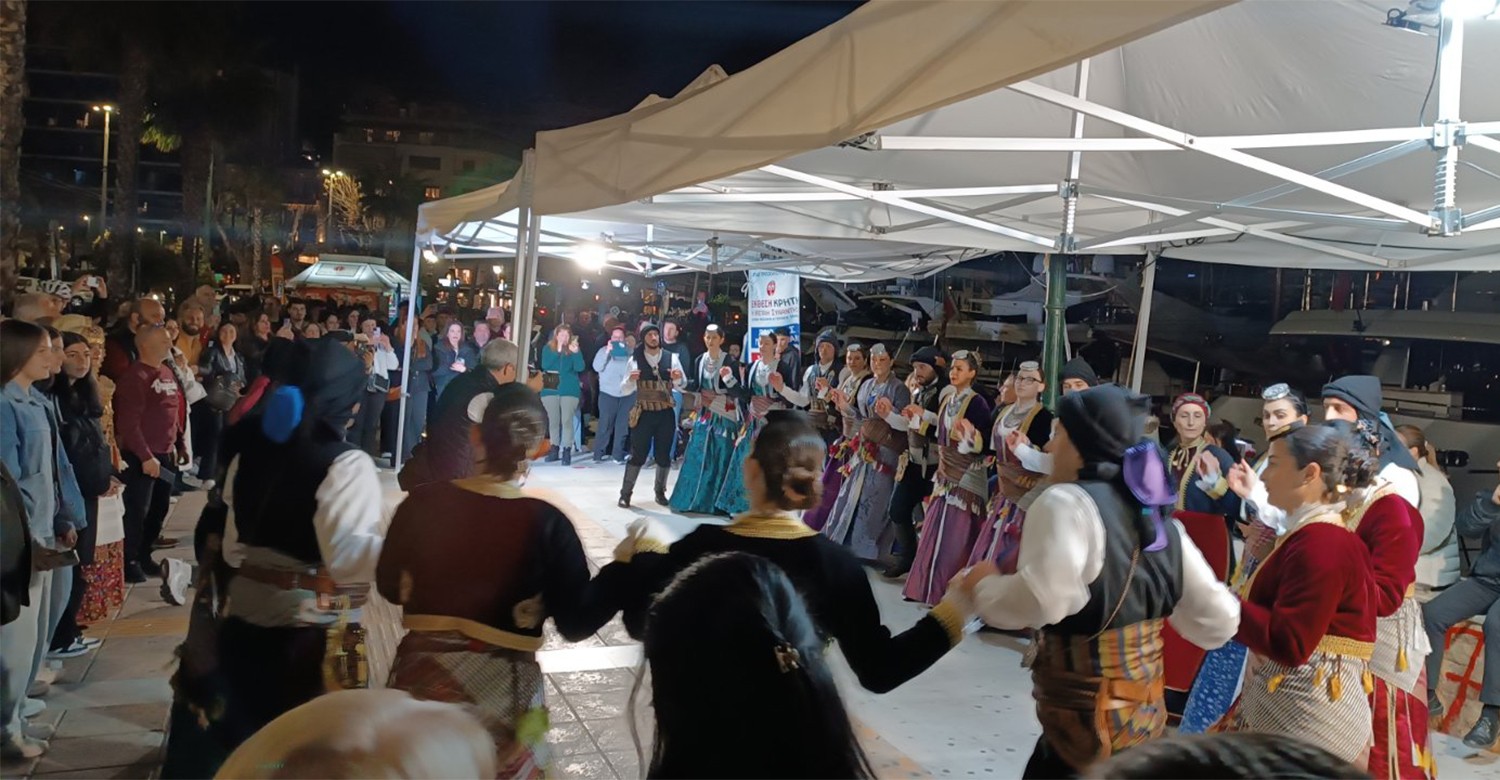 “Ρεσιτάλ” των Πολιτιστικών Σύλλογων Δήμου Φυλής σε μεγάλη έκθεση για την Κρήτη – Βράβευση του Χρήστου Παππού