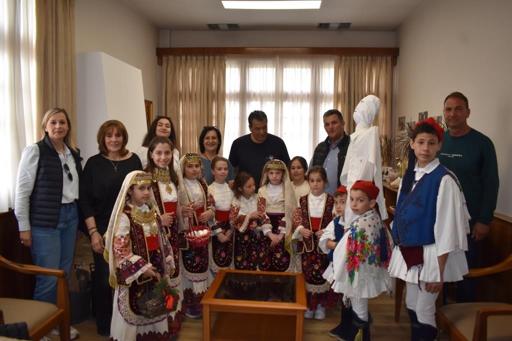 Αρβανίτικα παραδοσιακά κάλαντα του Λαζάρου από τα μικρά μέλη του Συλλόγου ΦΥΛΑΣΙΑ