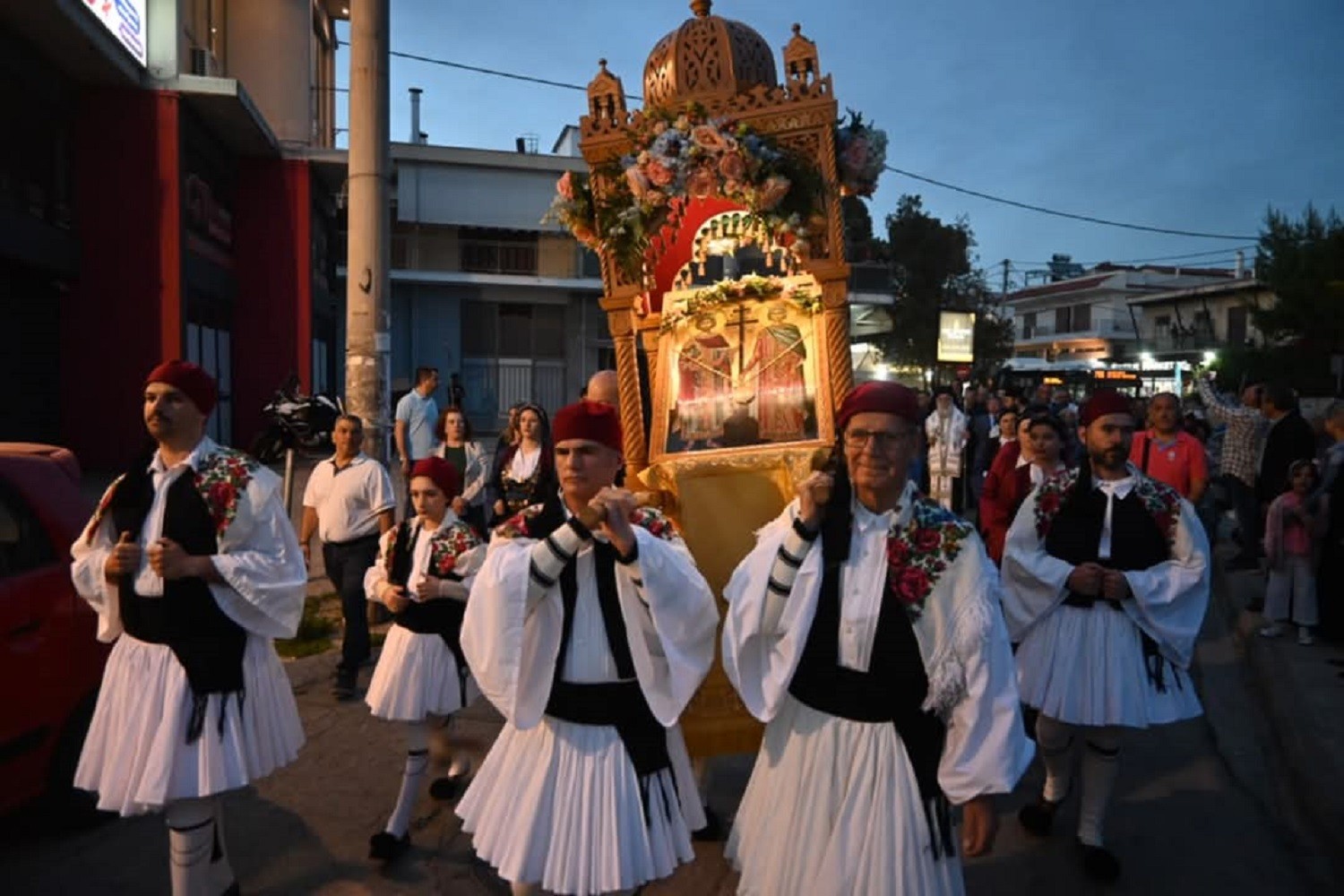 Θρησκευτική κατάνυξη και παραδοσιακό γλέντι στις Κάτω Αχαρνές την παραμονή της εορτής των Αγίων Κωνσταντίνου και Ελένης