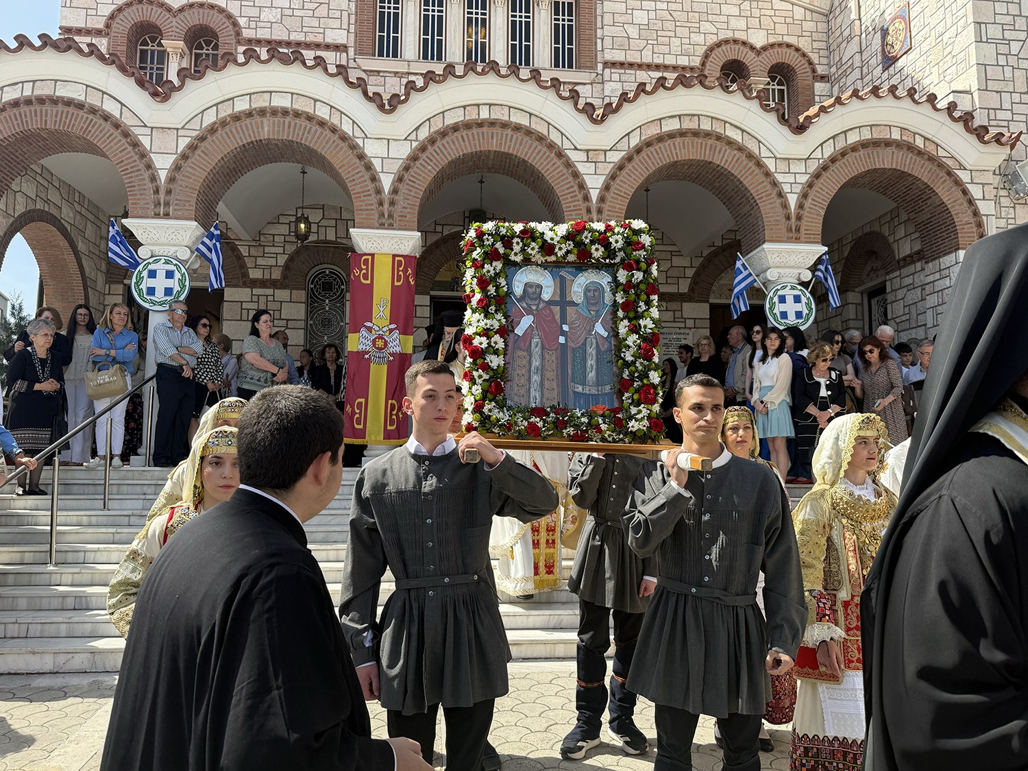 Άνω Λιόσια: Λαμπρότητα και κατάνυξη στη λιτάνευση της Εικόνας από τον Ι.Ν. Αγίων Κωνσταντίνου & Ελένης