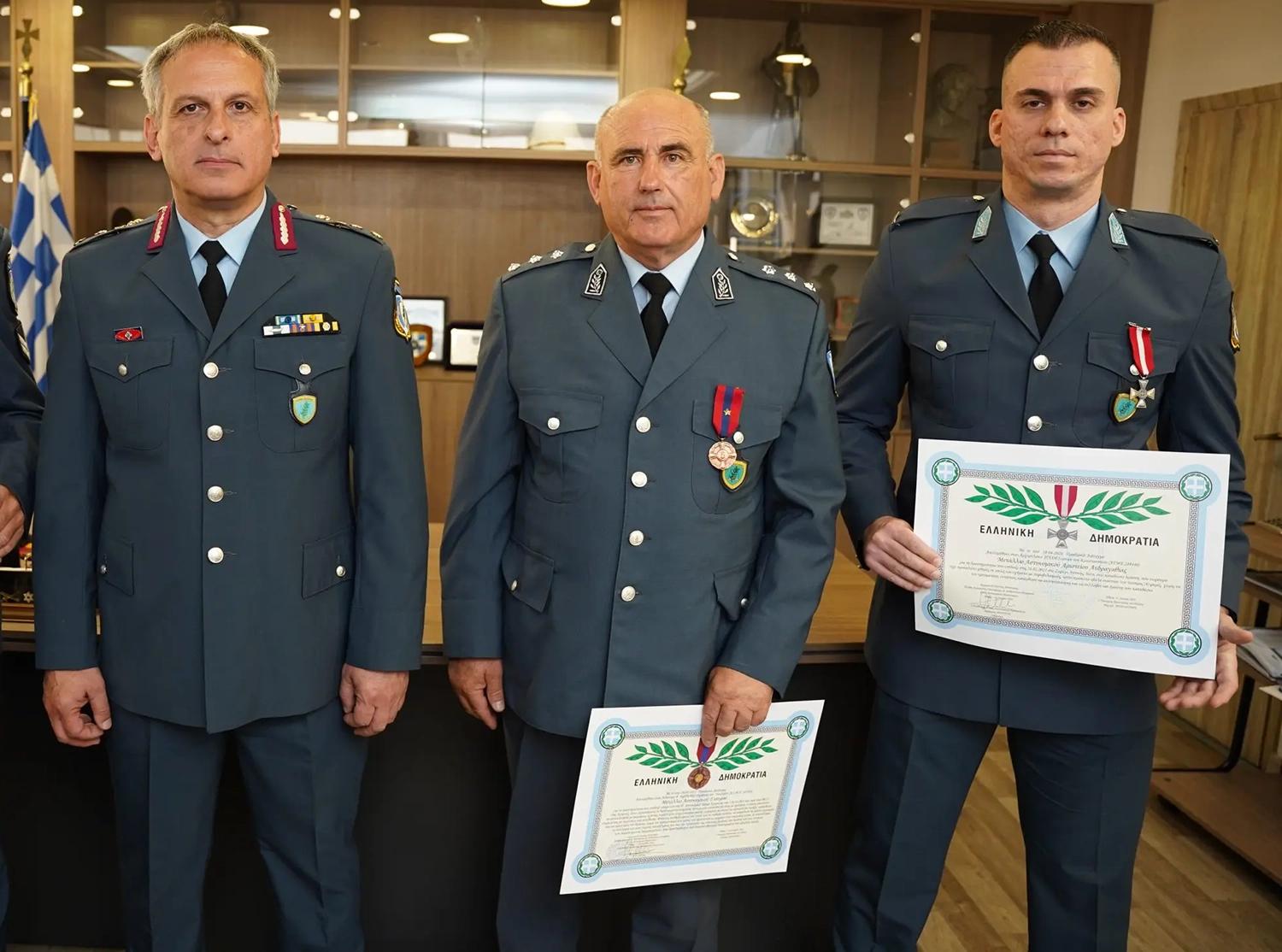 Μετάλλια σε 2 αστυνομικούς για την αυτοθυσία τους σε επικίνδυνα περιστατικά στο Ζεφύρι και τις Αχαρνές