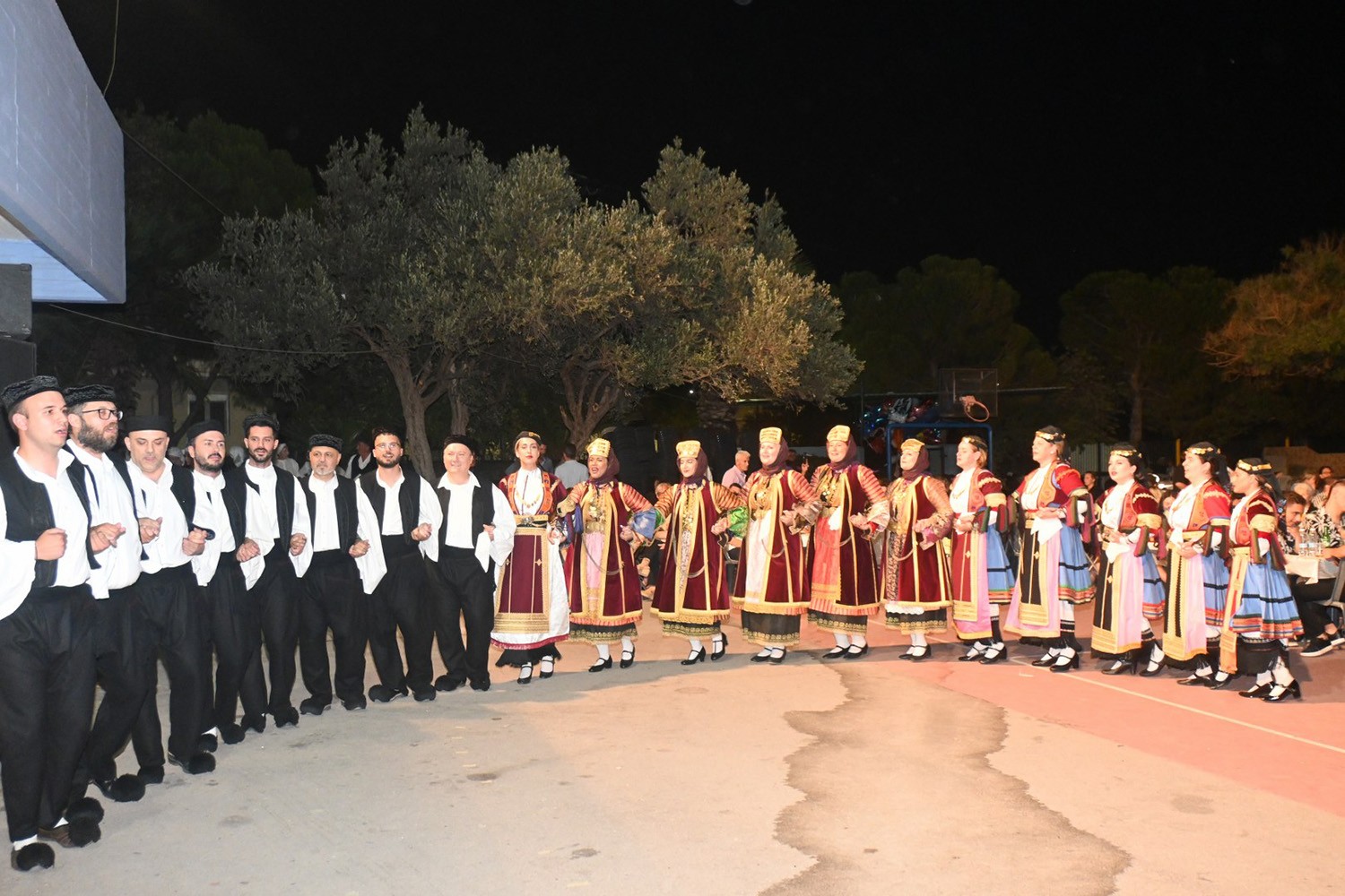 Γλέντι, χορός και υπόκλιση στον Πετρολούκα Χαλκιά στο Ηπειρώτικο γλέντι από τον Σύλλογο Ηπειρωτών Άνω Λιοσίων