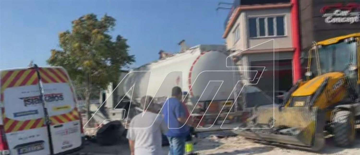 Τροχαίο στις Αχαρνές: Βυτιοφόρο καρφώθηκε σε μάντρα αυτοκινήτων στη Λεωφόρο Καραμανλή