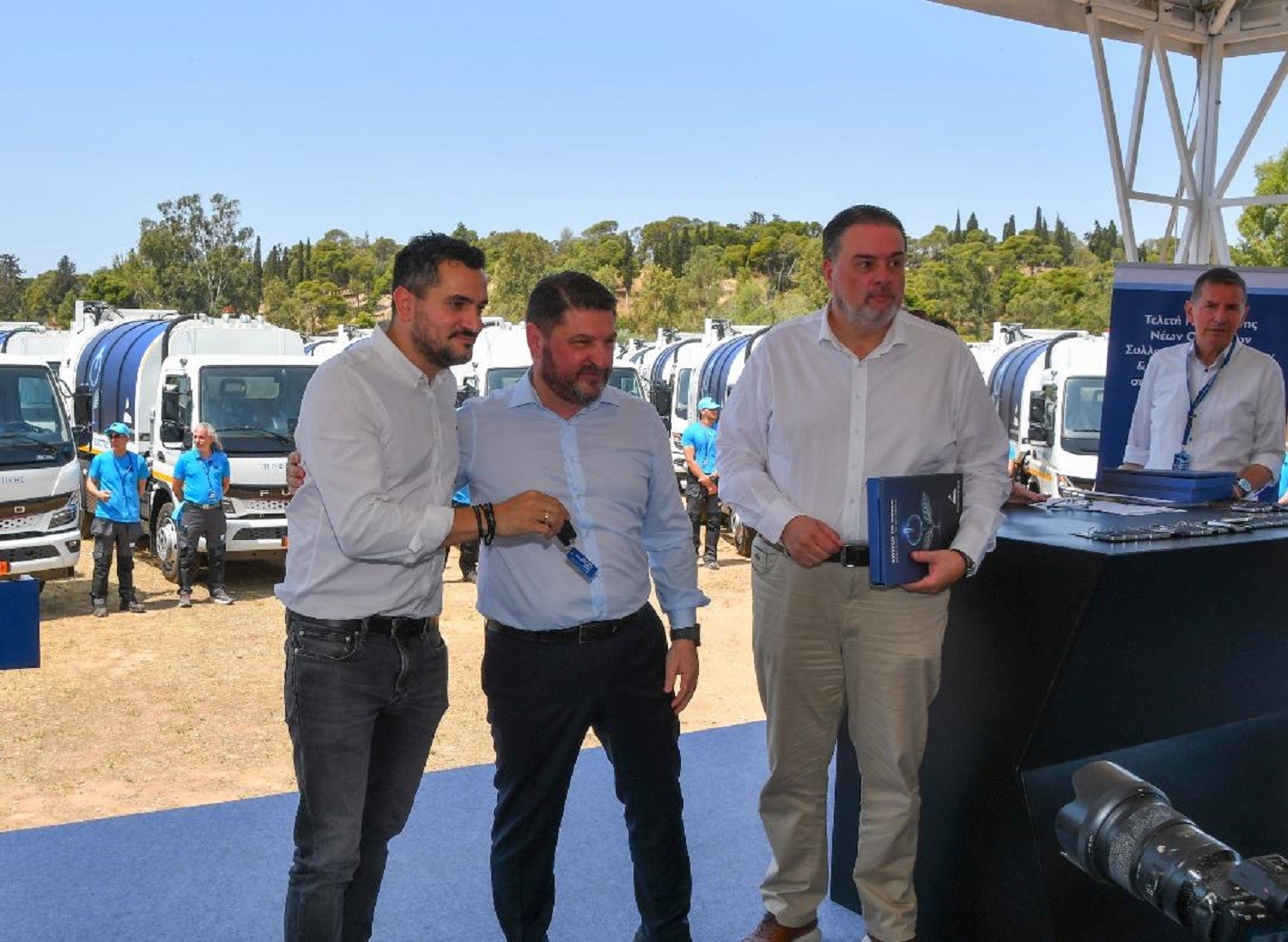 Nέο ηλεκτροκίνητο απορριμματοφόρο όχημα για τον Δήμο Αγίων Αναργύρων-Καματερού από την Περιφέρεια Αττικής